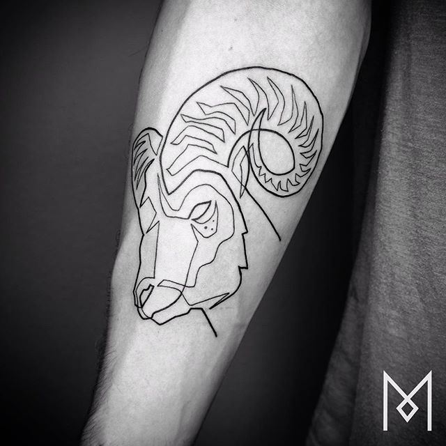 O tatuador Mo Ganji faz desenhos complexamente simples usando apenas linhas contínuas