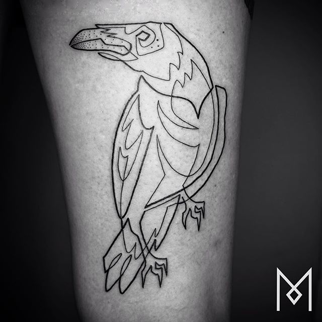 O tatuador Mo Ganji faz desenhos complexamente simples usando apenas linhas contínuas