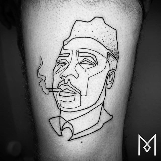O tatuador Mo Ganji faz desenhos complexamente simples usando apenas linhas contínuas