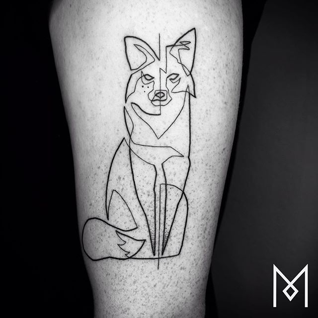 O tatuador Mo Ganji faz desenhos complexamente simples usando apenas linhas contínuas