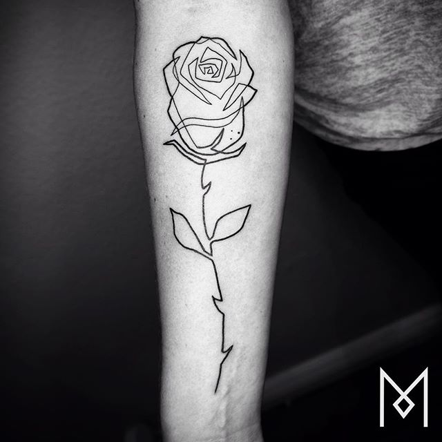 O tatuador Mo Ganji faz desenhos complexamente simples usando apenas linhas contínuas