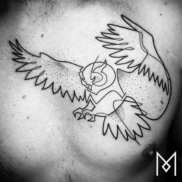 O tatuador Mo Ganji faz desenhos complexamente simples usando apenas linhas contínuas