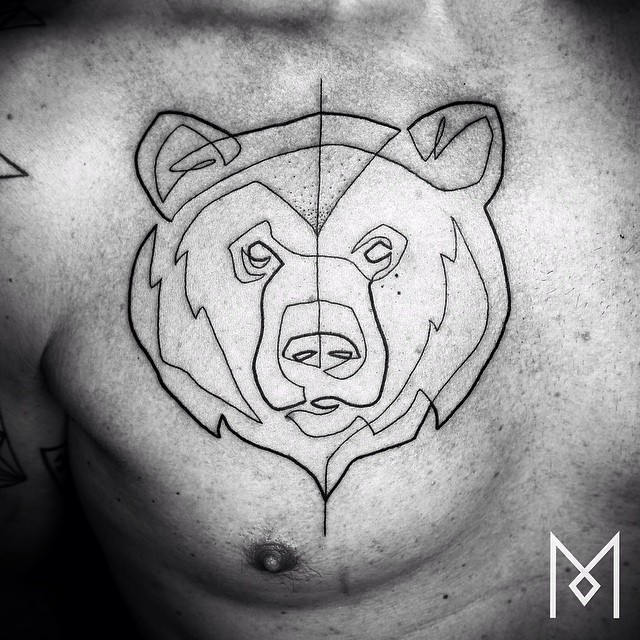 O tatuador Mo Ganji faz desenhos complexamente simples usando apenas linhas contínuas