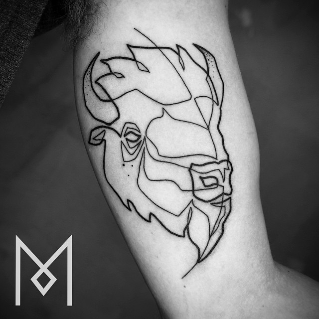 O tatuador Mo Ganji faz desenhos complexamente simples usando apenas linhas contínuas
