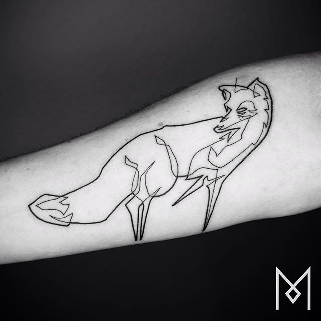 O tatuador Mo Ganji faz desenhos complexamente simples usando apenas linhas contínuas