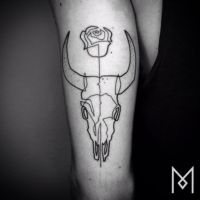 O tatuador Mo Ganji faz desenhos complexamente simples usando apenas linhas contínuas