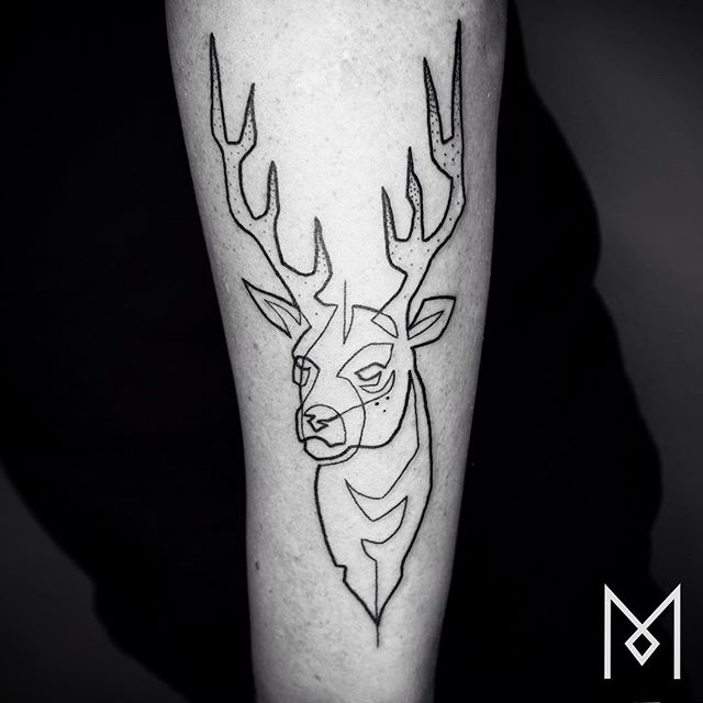 O tatuador Mo Ganji faz desenhos complexamente simples usando apenas linhas contínuas