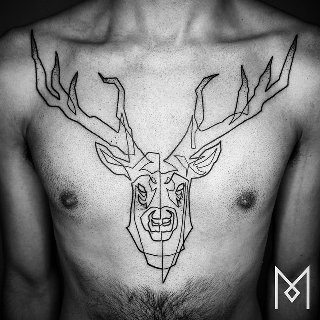 O tatuador Mo Ganji faz desenhos complexamente simples usando apenas linhas contínuas