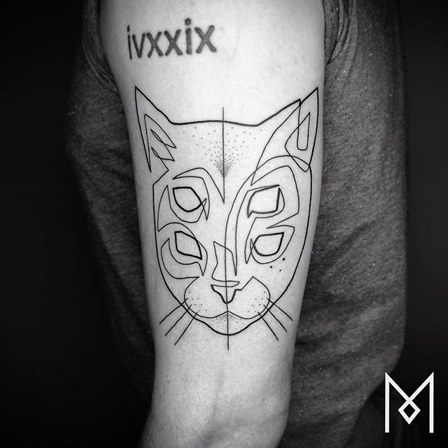 O tatuador Mo Ganji faz desenhos complexamente simples usando apenas linhas contínuas