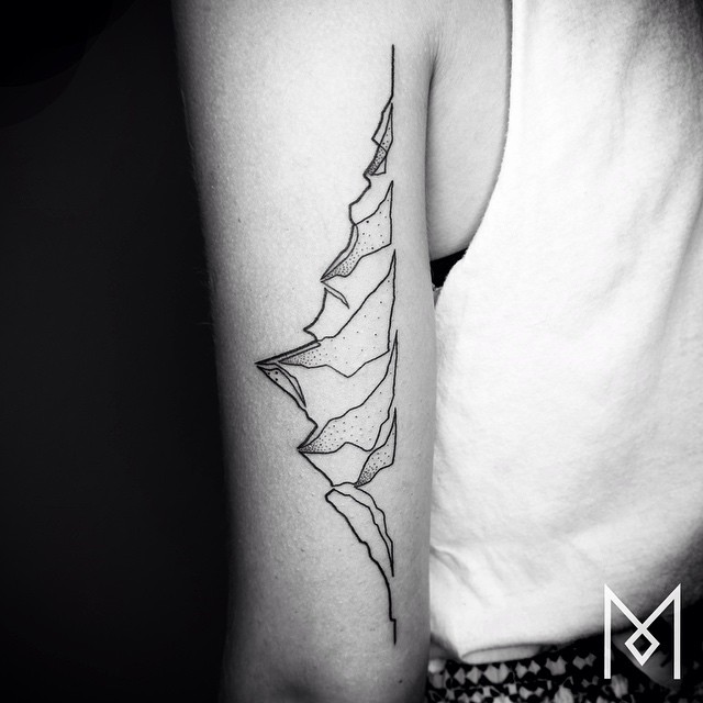 O tatuador Mo Ganji faz desenhos complexamente simples usando apenas linhas contínuas