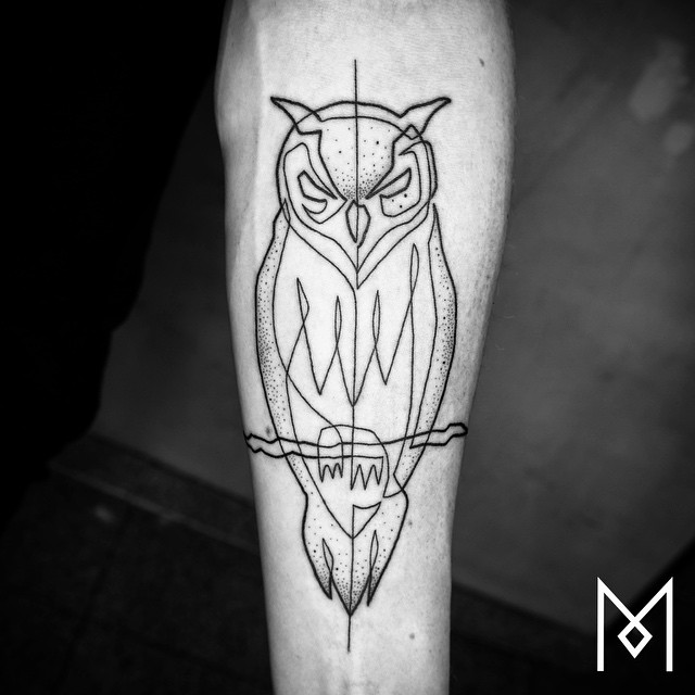 O tatuador Mo Ganji faz desenhos complexamente simples usando apenas linhas contínuas