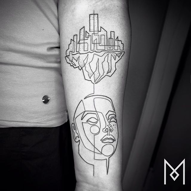 O tatuador Mo Ganji faz desenhos complexamente simples usando apenas linhas contínuas
