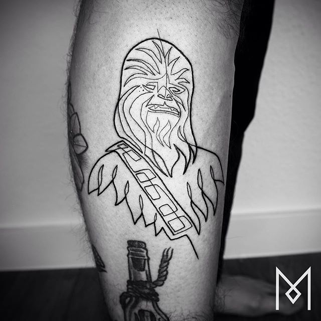 O tatuador Mo Ganji faz desenhos complexamente simples usando apenas linhas contínuas