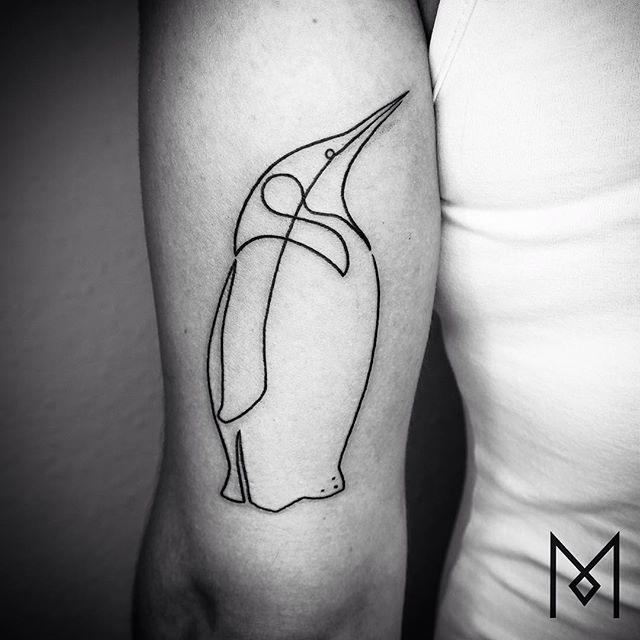 O tatuador Mo Ganji faz desenhos complexamente simples usando apenas linhas contínuas