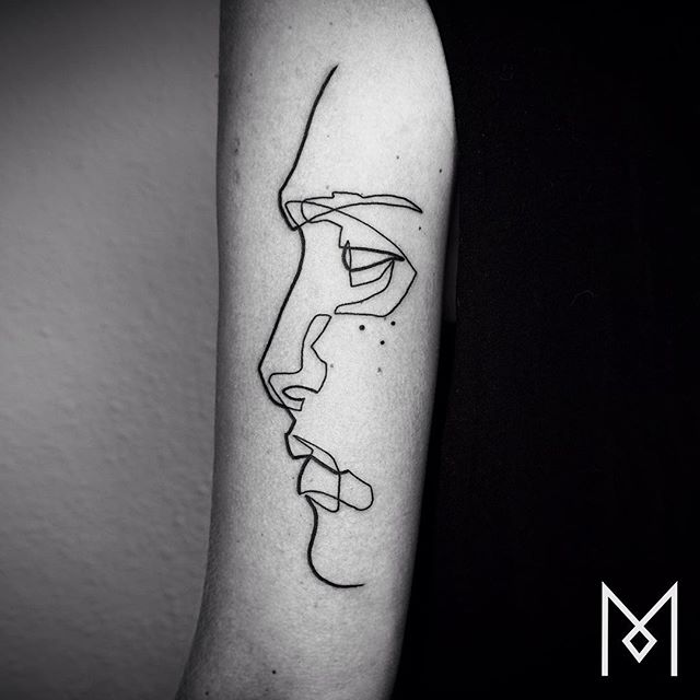 O tatuador Mo Ganji faz desenhos complexamente simples usando apenas linhas contínuas
