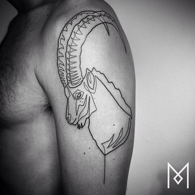 O tatuador Mo Ganji faz desenhos complexamente simples usando apenas linhas contínuas