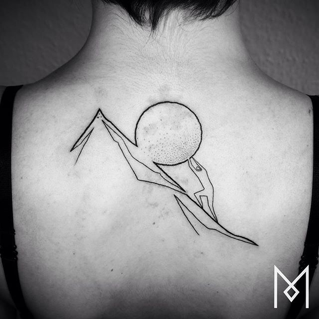 O tatuador Mo Ganji faz desenhos complexamente simples usando apenas linhas contínuas