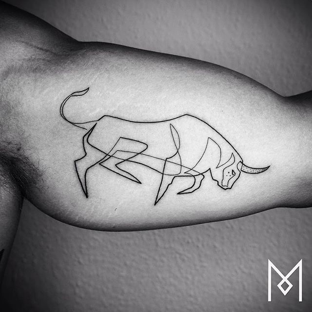 O tatuador Mo Ganji faz desenhos complexamente simples usando apenas linhas contínuas