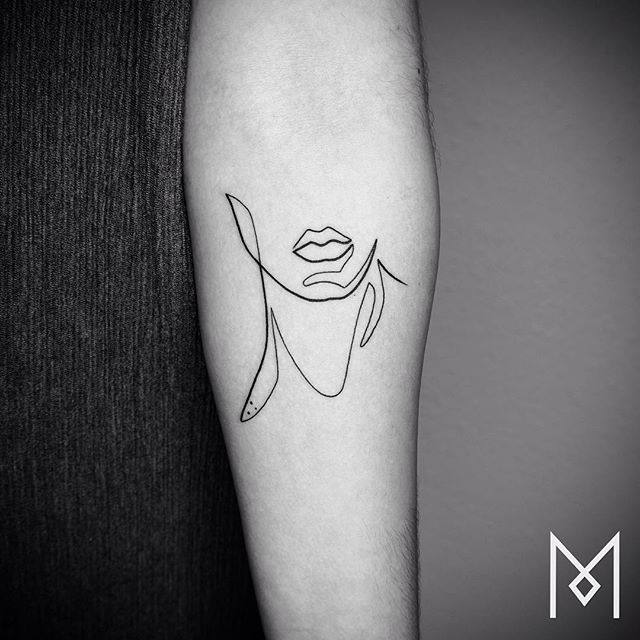 O tatuador Mo Ganji faz desenhos complexamente simples usando apenas linhas contínuas