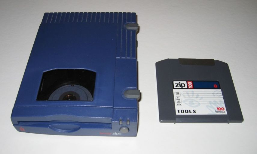O aparelho da Iomega, lançado em 1994, era similar a drives de disquete, com maior capacidade de armazenamento (os discos chegavam a comportar 750 MB). O problema é que muitos dos ZipDrives morriam misteriosamente, levando consigo arquivos importantes. Além disso, o ZipDrive sofreu com o advento de CDs e DVDs regraváveis