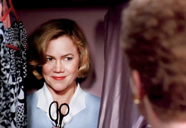 Suavizando o clima, no cinema Kathleen Turner foi Beverly, a deliciosa dona de casa assassina de 