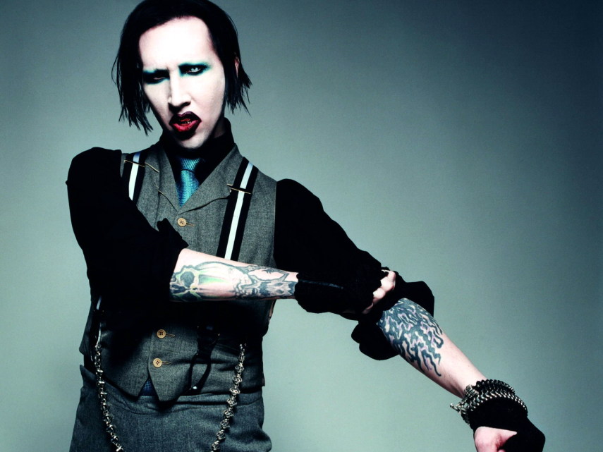 Manson gosta que o ar-condicionado esteja sempre abaixo de 14 graus, e exige uma prostituta careca e desdentada a sua disposição.