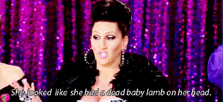 A melhor amiga de <b>RuPaul</b> em <i>RuPaul's Drag Race</i> não tem papas na língua. Aqui ela diz que uma das drags parecia carregar um filhote de cordeiro morto na cabeça. AI!