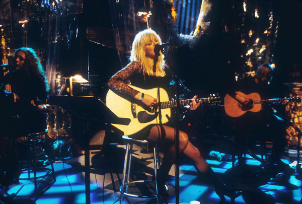 Courtney Love tentou se conter, mas mandou uns berros bonitos no acústico do Hole