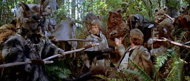 Daí, no 3º filme, o clima infantilizou bastante, para compensar a barra pesada do filme anterior. E assim entraram em cena os fofinhos Ewoks, criaturinhas peludas, quase miniaturas do Chewbacca