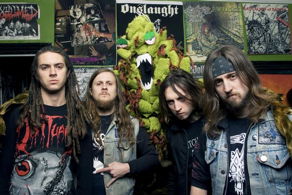 Banda de death metal que faz uma espécie de homenagem ao Cannibal Corpse, mas com todos os trocadilhos possíveis sobre maconha.