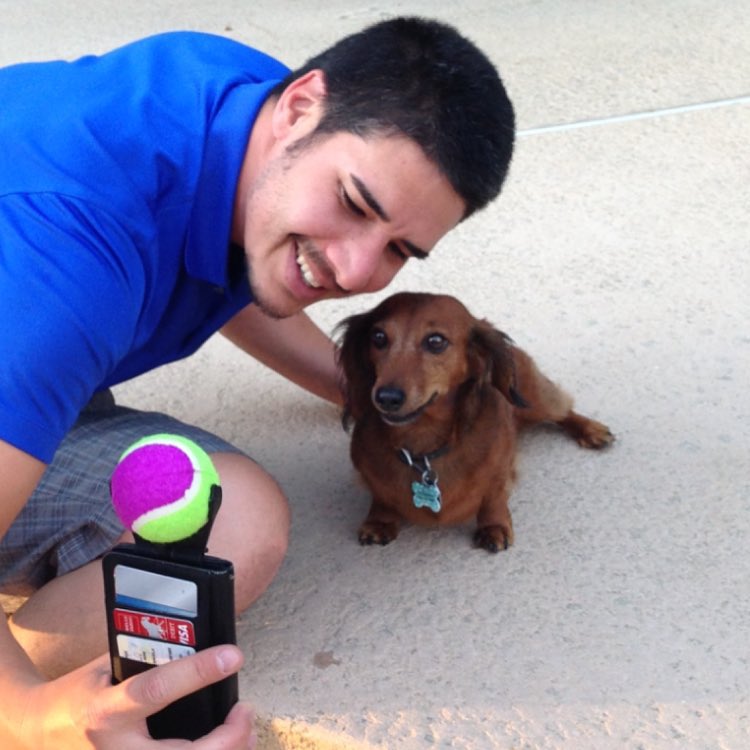 O inventor Jason Hernandez teve a ideia genial de colocar uma bolinha em cima da câmera do celular