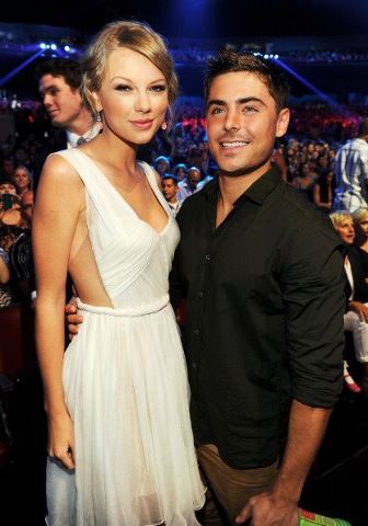 Não sabemos muito bem o que sentir vendo essa foto dos dois juntos... Mas sim, Zac Efron também já namorou a Taylor. Pena que não rendeu uma música, né?