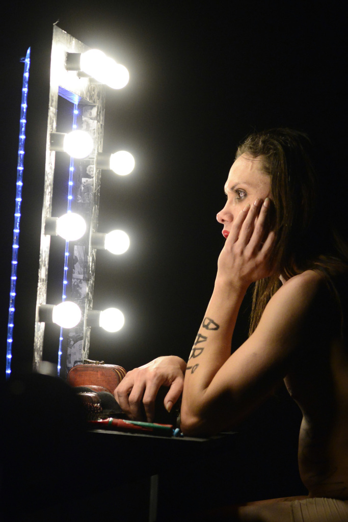 A peça surgiu em 2013 e já foi apresentada em diversas cidades brasileiras, além de ser apresentada na 30ª edição do Festival Internacional de Teatro Hispânico de Miami, totalizando mais de 120 apresentações