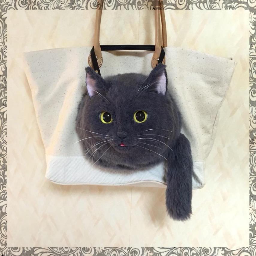 Dona de casa faz bolsas de plush realistas que imitam seus gatos