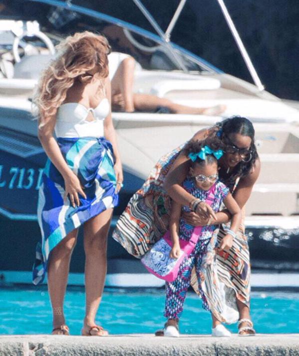 É claro que a Bey e a Kelly também tiveram que tolerar as fofocas de que, no fundo, elas eram super inimigas. Nada a ver. As musas de Destiny's Child seguem firmes e fortes. A Kelly, aliás, adora a pequena Blue Ivy <3