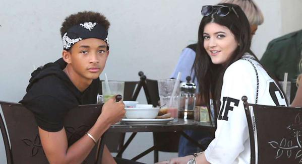 Jaden e Kylie já tiveram um lance-romance aí, mas hoje as coisas estão em seus devidos lugares e eles são apenas amigos. Fofinhos desde sempre!