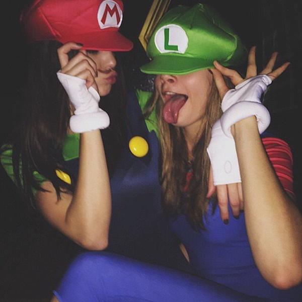 Kendall e Cara também são amigas do mundo da moda e sempre estão aprontando alguma coisa. Na última festa à fantasia, elas foram vestidas de Mario e Luigi <3