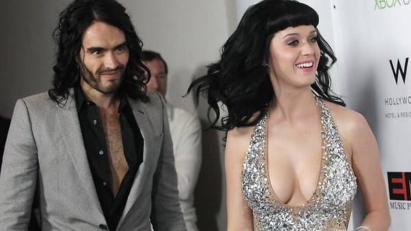 Quando a gente ama, é claro que a gente... Dá uma viagem ao ESPAÇO para o nosso amado. Foi isso que Katy fez com o Russell Brand, desembolsando uma graninha de pelo menos $200 mil dólares