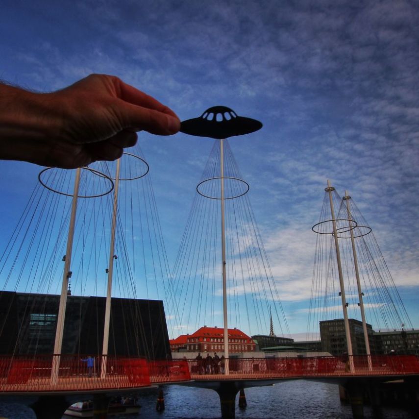 O inglês Rich McCor utiliza recortes de papel para 'transformar' pontos turísticos pela Europa