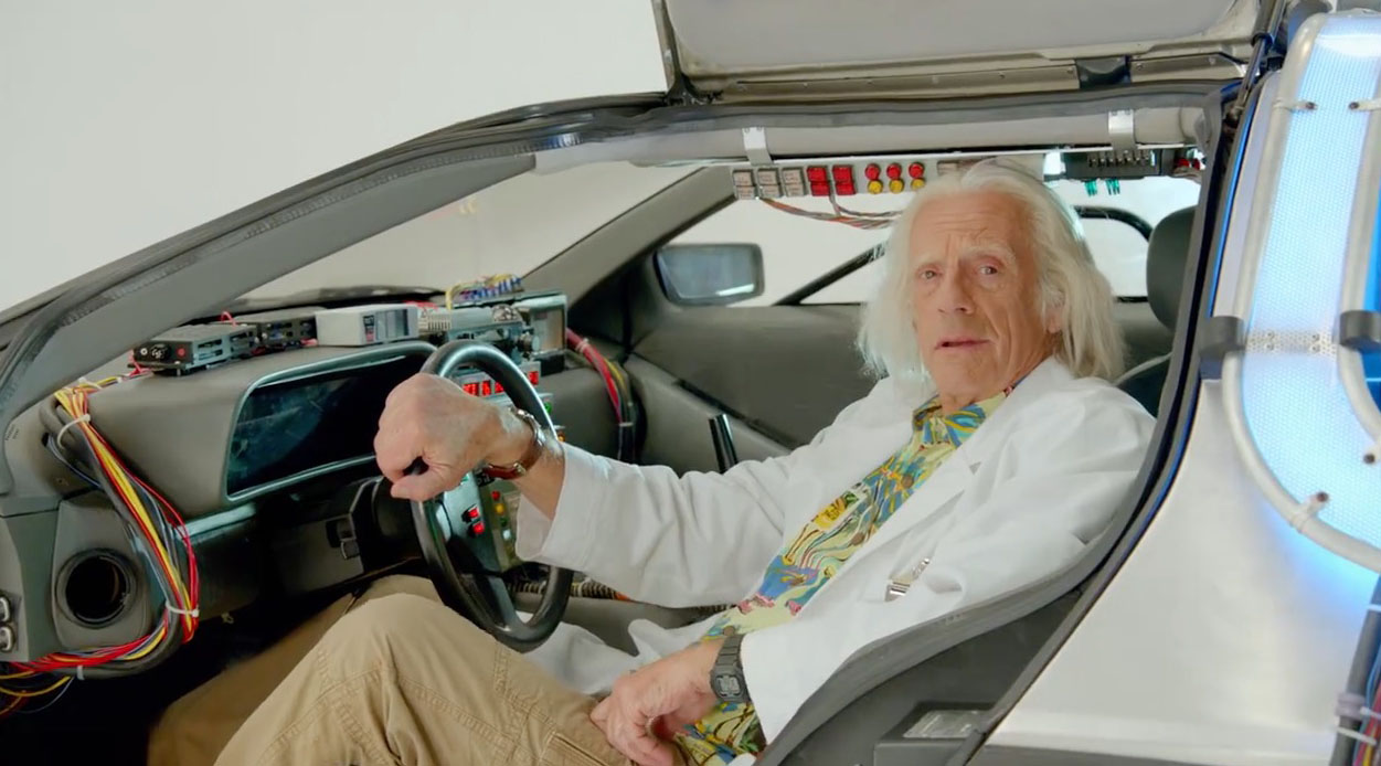 Doc Brown grava mensagem para o "Back to the Future Day"