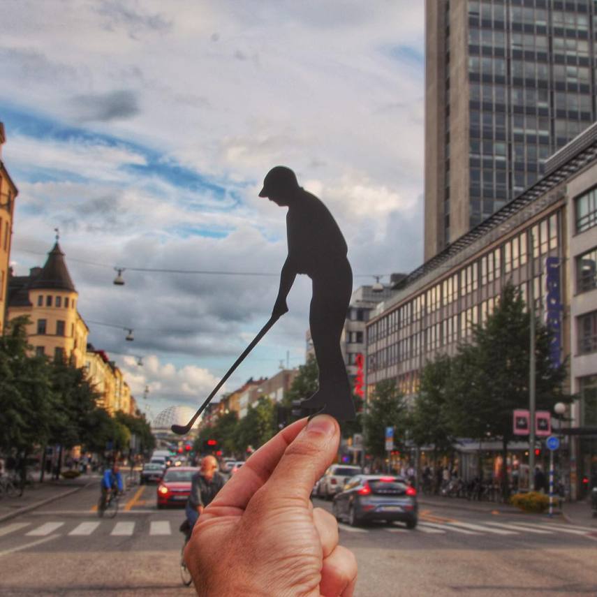 O inglês Rich McCor utiliza recortes de papel para 'transformar' pontos turísticos pela Europa
