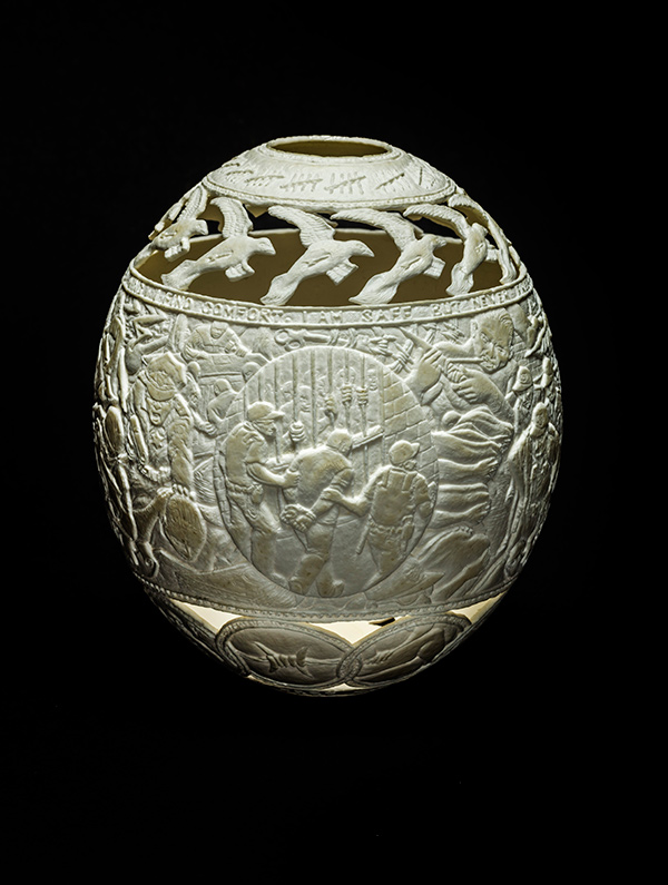 Gil Batle narra sua vida na prisão por meio de esculturas em ovo de avestruz