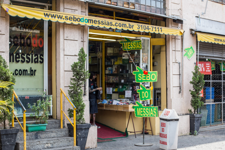 A portinha engana. Quem vê não acha que há um verdadeiro império de livros, revistas, quadrinhos, discos, etc. ali
