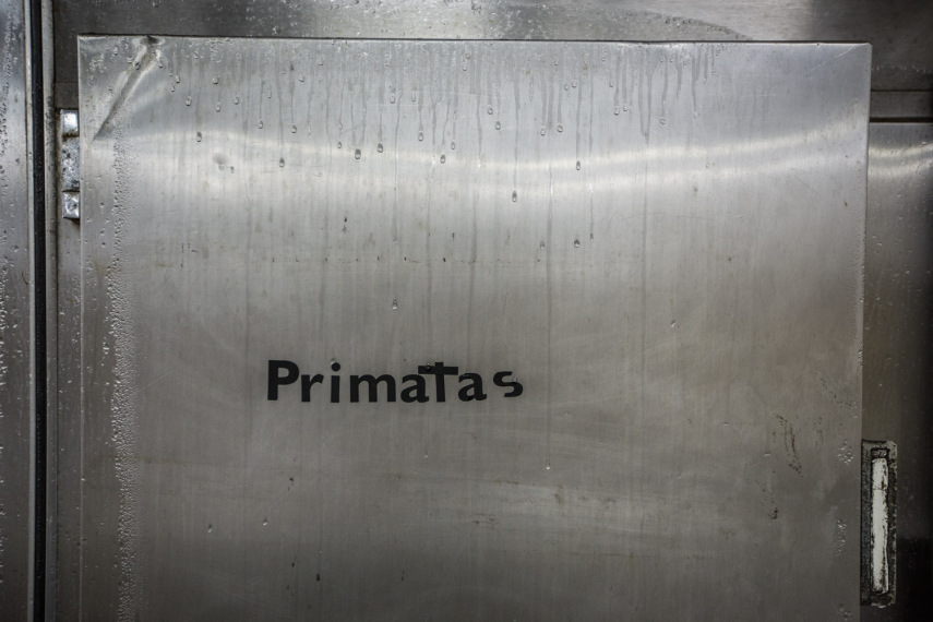 O refrigerador onde ficam as guloseimas dos primatas