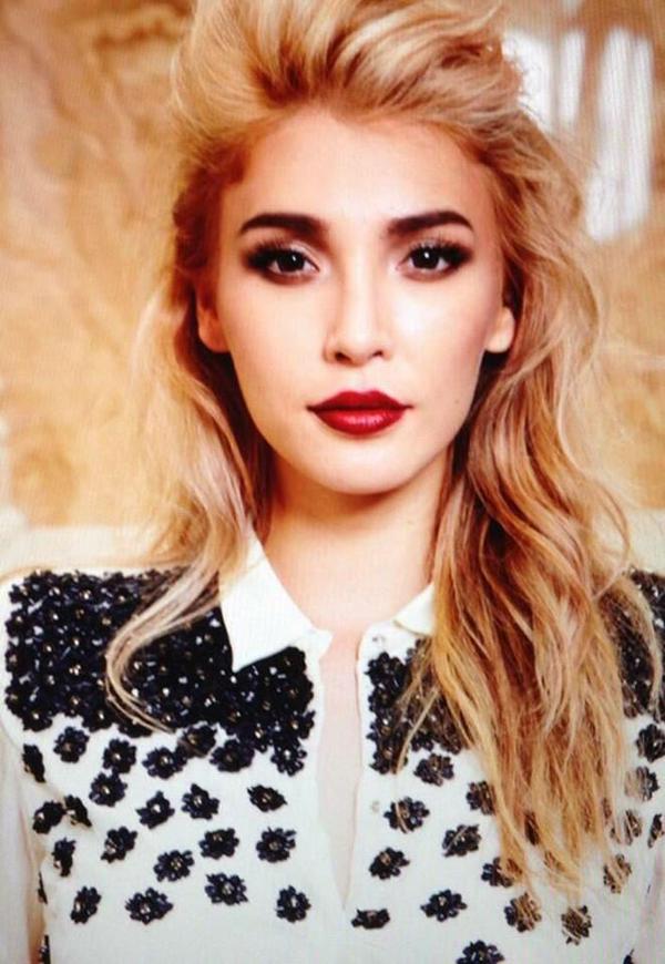 Em 2012, Jenna Talackova foi a primeira mulher trans a concorrer o Miss Universo pelo Canadá. Ela foi desclassificada por ser transgênero, mas fez desse episódio a sua motivação para lutar pela causa trans