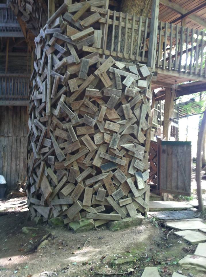 Horace Burgess passou 15 anos construindo sua casa na árvore, que recebia cultos