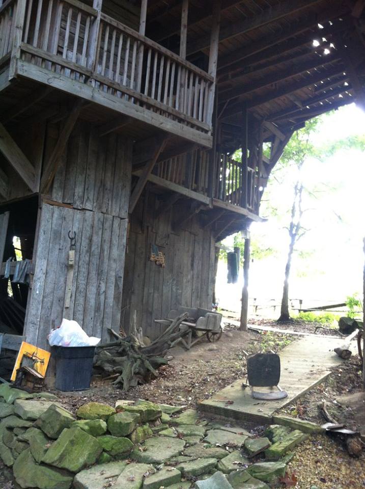 Horace Burgess passou 15 anos construindo sua casa na árvore, que recebia cultos