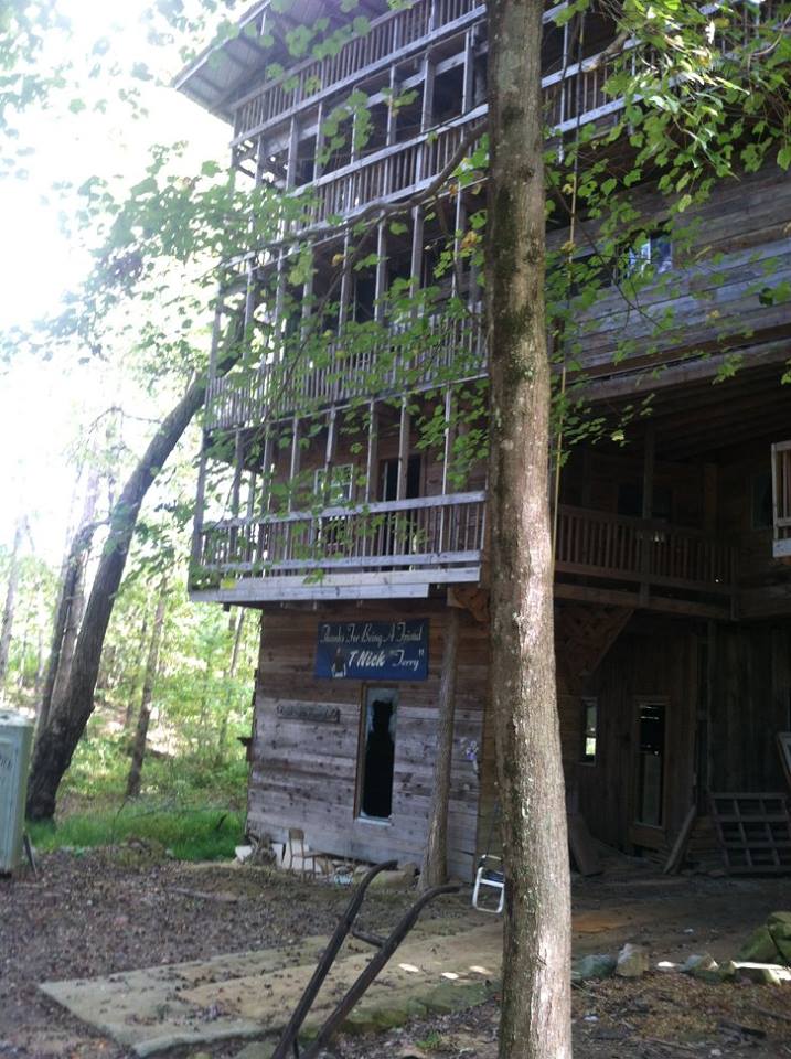 Horace Burgess passou 15 anos construindo sua casa na árvore, que recebia cultos