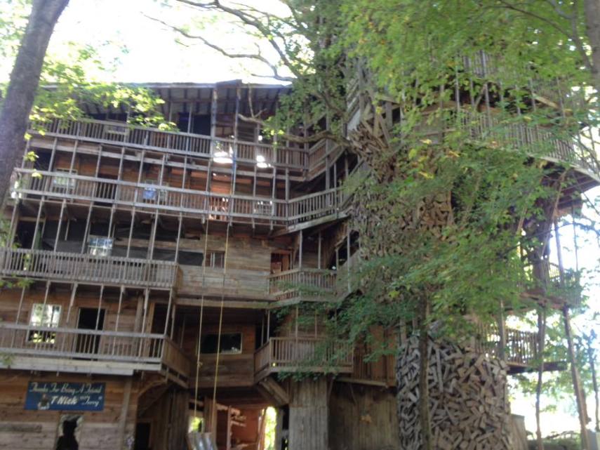Horace Burgess passou 15 anos construindo sua casa na árvore, que recebia cultos