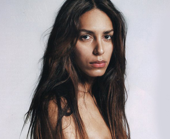 Ela é uma das modelos brasileiras mais famosas do mundo e a queridinha de Riccardo Tisci, o Diretor Criativo da Givenchy. Lea também foi a primeira modelo trans à frente de uma marca gigantesca de cosméticos, a Redken